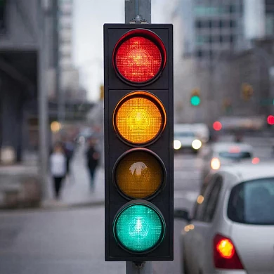 Автолюбитель пожаловался на маленькое время работы светофора на окружной дороге
